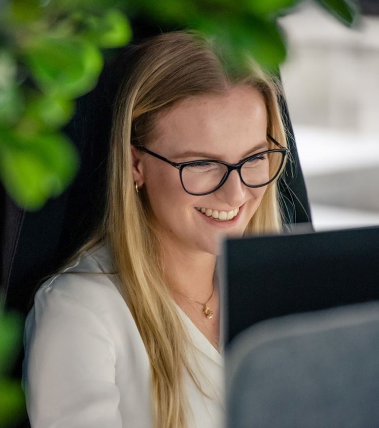 Woman learning about åpenhetsloven